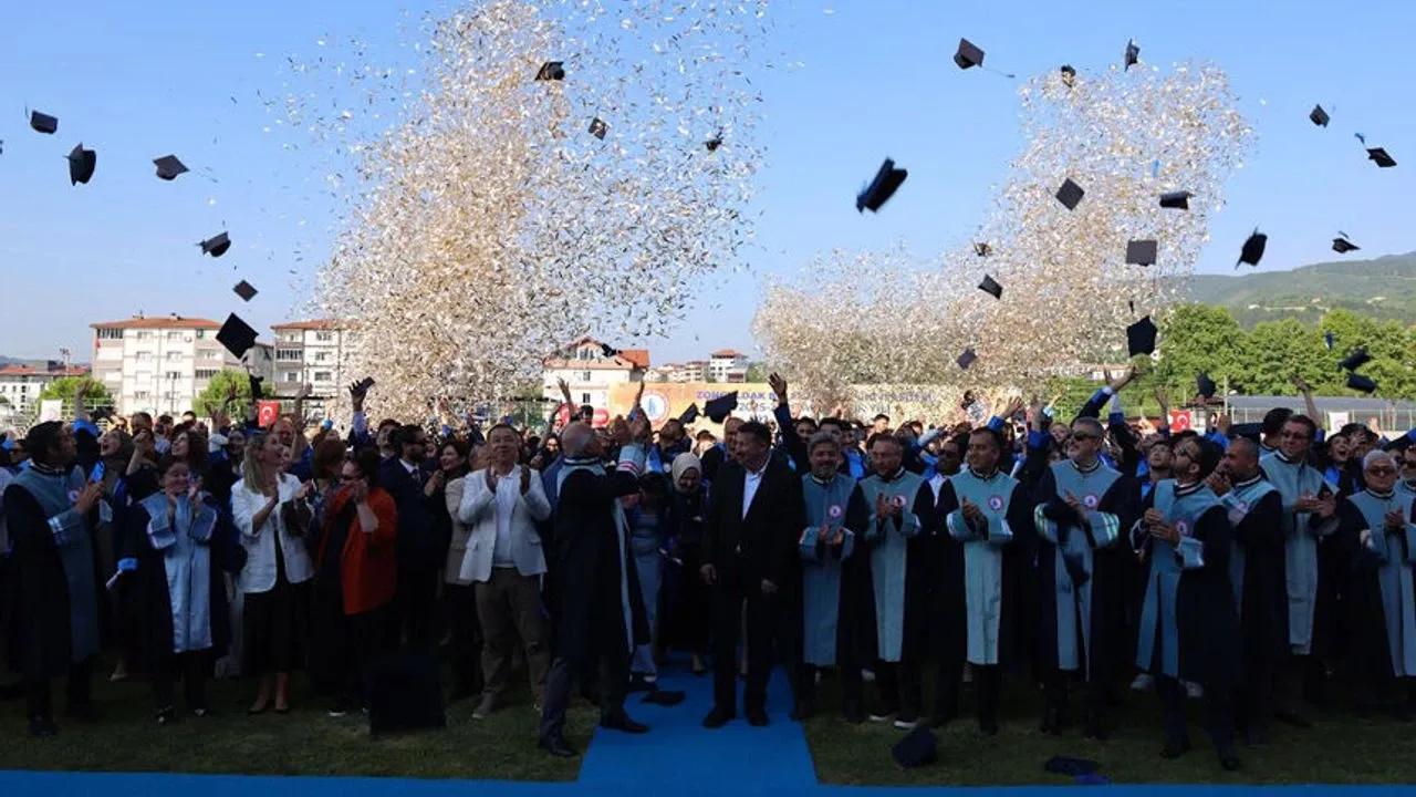 BEUN öğrencileri mezuniyetlerini kep atarak kutladı