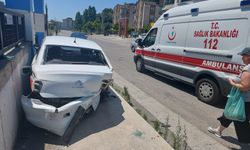 U dönüşü yapmak isteyen otomobile çarptı