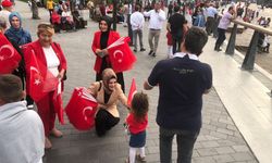 MHP Kadın Kolları Teşkilatı miniklere bayrak dağıttı!