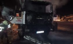 Seyir halindeki kamyon alev alev yandı