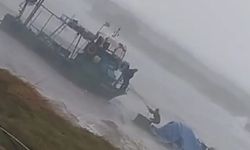 Fırtınada dalgaların arasında kalan balıkçıyı oğlu kurtardı