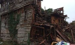 Fırtına nedeniyle 100 yıllık ahşap ev yıkıldı