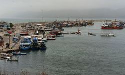 Şiddetli poyraz nedeniyle balıkçı tekneleri limana sığındı