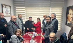 İYİ Parti’den istifa etti, CHP’ye geçti: Kadir Çetin’e CHP rozeti takıldı