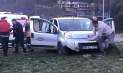 Zonguldak'ta kaza! Araç orta refüje çıktı