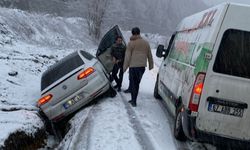 Kar, kazayı beraberinde getirdi: Otomobil kanala düştü