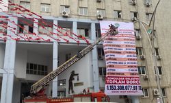 Zonguldak Belediyesi’nin borcu belediye binasına asıldı