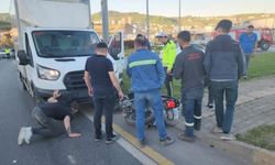 Motosikletten savrularak kamyonetin altında kalan 2 kişi yaralandı