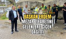 Başkan Erdem mezar ziyaretine gelen vatandaşlara çiçek dağıttı!