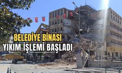 Eski belediye binasının yıkımına başlandı