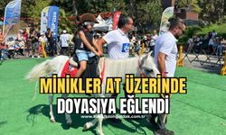 Minik çocuklar ata binerek doyasıya eğlendi