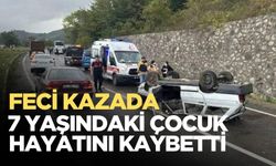 Yolcu otobüsüne çarpan otomobil takla attı: 7 yaşındaki çocuk hayatını kaybetti