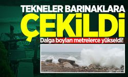 Dalga boyları metrelerce yükseldi! Tekneler barınaklara çekildi