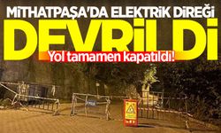 Mithatpaşa'da elektrik direği devrildi: Yol tamamen kapatıldı!