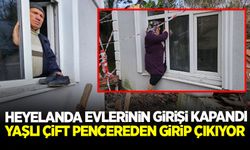 Yaşlı çift, heyelan nedeniyle girişi kapanan evlerine pencereden giriyor