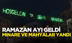 Devrek’te Ramazan ayının süslemelerinden olan mahyalar yandı