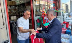 Vekil Bozkurt esnafa Türk Bayrağı dağıttı