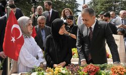Ali Yerlikaya ile Mahinur Özdemir Göktaş, 15 Temmuz Şehitliği'ndeki anma törenine katıldı