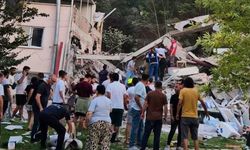 Balıkesir’de 6.1 şiddetinde yaşanan deprem sonrası yıkılan binalar var