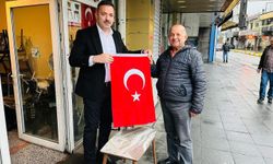 Başkan Çağlayan’dan esnafa bayrak hediyesi