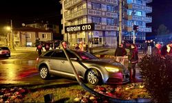 Lüks aracın çarptığı direk üzerine devrildi