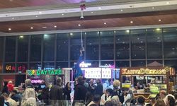 Minik çocuğun ağladığını gören gençler seferber oldu