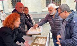CHP’den Ferdi Zeyrek ve Gülşah Durmayın adına lokum dağıttı