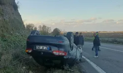 Çaycuma’da kontrolden çıkan otomobil ters döndü