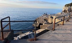 Zonguldak’ta Dev Dalgalar Demir Korkulukları Yuttu