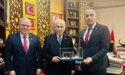 ‘Devlet Bahçeli’ çeşmesinin maketini hediye ettiler