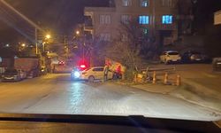 Kapuz’da kaza: Otomobil duvara çarptı!