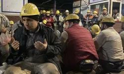 Kahraman madenciler depremde hayatını kaybedenler için dua etti