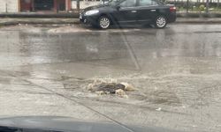 Zonguldak Belediyesi sınıfta kaldı! Rögarlardan yağmur suyu fışkırdı