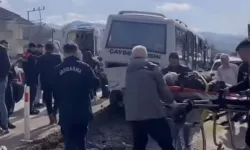 Zonguldak’ta minibüs ile otomobil çarpıştı: Yaralılar var!