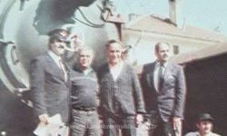 Sene 1992: Ankara- Zonguldak turistik treni lokomotifi önünde Cenk Koray