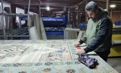 Halıda bulduğu altınları sahibine ulaştırdı