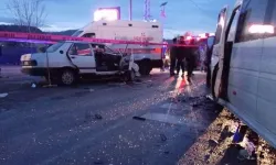 İşçi servisi ile otomobil çarpıştı, 12 yaralı