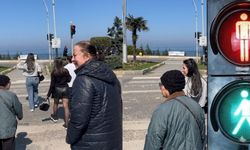 Bebekli anne Emniyet kavşağındaki yaya ışığına isyan etti