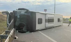 Refüje çarpan otobüs devrildi! Çok sayıda yaralı var