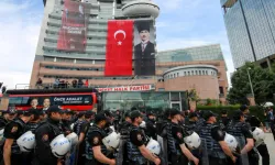 CHP Genel Merkezi'ne çevik kuvvet ekipleri girdi