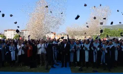BEUN öğrencileri mezuniyetlerini kep atarak kutladı