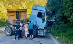 Otomobil ile tır çarpıştı: Yaralılar hastaneye kaldırıldı