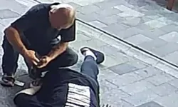 Akıllara durgunluk veren olay! Fenalaşıp yere yığılan gence yardım edecek gibi yaklaştı, parasını çaldı