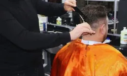 Saç traşını beğenmedi, pusu kurup berberi bıçakladı