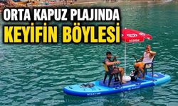Orta Kapuz Plajı'nda ilginç görüntü: SUP üzerinde şemsiyeli deniz keyfi