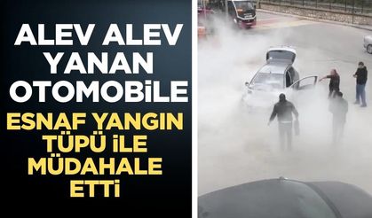 Motor kısmından yanan otomobile yangın tüpü ile müdahale ettiler