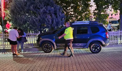 Fenalaşan sürücü korkuluklara çarparak kaza yaptı!