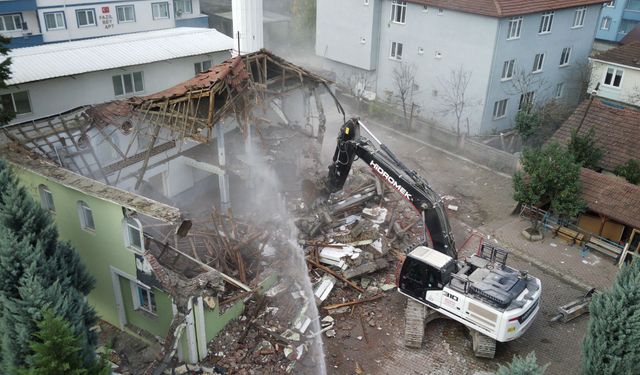 Deprem sonrası yıkıldı yenisi yapılıyor