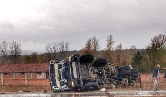 Yoldan çıkan kamyon devrildi, sürücü burnu bile kanamadan kurtuldu