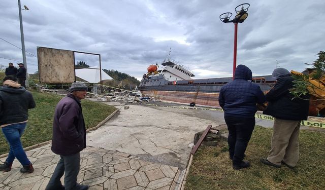 Karaya oturan geminin enkazını görüntülemek için birbirleriyle yarıştılar